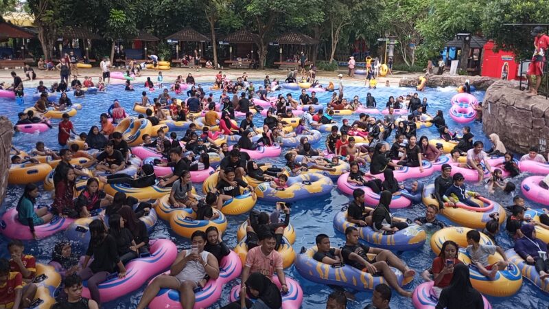 Wahana kolam ombak buatan jadi daya tarik pengunjung Transera Waterpark Bekasi (foto: Abdul Kholilulloh)
