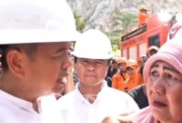 Gubernur Jabar, Dedi Mulyadi meninjau korban longsor di Cirebon (foto: Tangkapan layar Instagram @dedi71/istimewa)