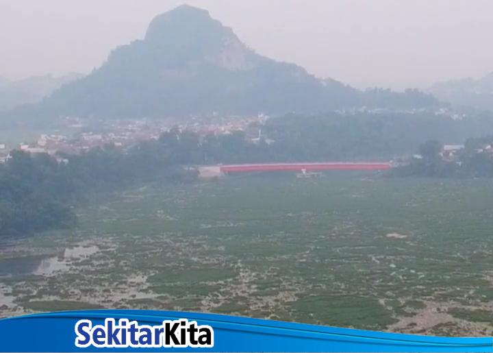 Kondisi sungai Citarum di bawah Jembatan Batujajar KBB (foto: Hen-hen/Sekitarkita.id)