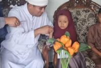 Asep Bayu Rohendi atau yang akrab disapa ABR memberikan santunan kepada yatim piatu di wilayah Kecamatan Cipatat KBB (foto: Tangkapan video Instagram @kang_abr)