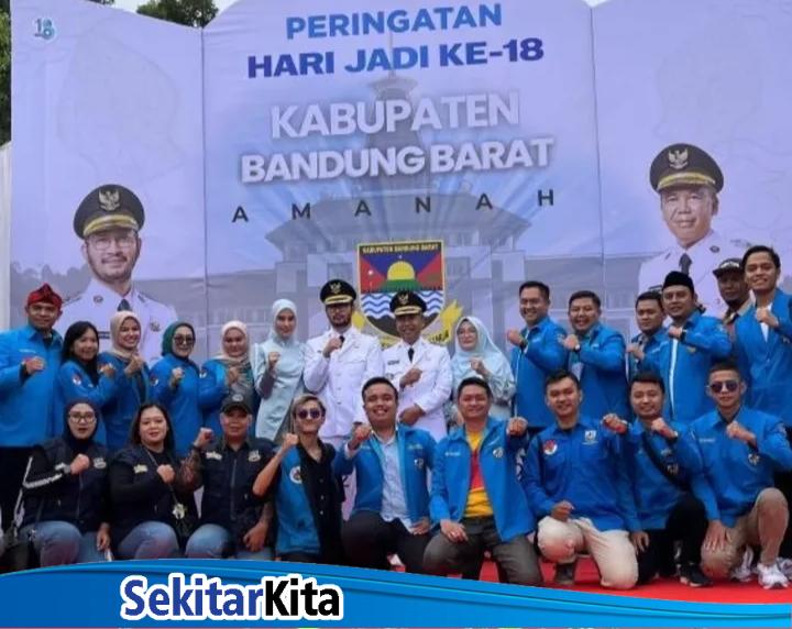 Momen DPD KNPI Kabupaten Bandung Barat berswafoto bersama Bupati Bandung Barat Jeje Ritchie Ismail dan Wakil Bupati Bandung Asep Ismail (foto: istimewa)