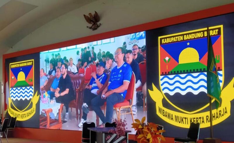 Turnamen gim EA SPORTS FC 25, Bupati Bandung Barat Jeje Ritchie Ismail, sukses menaklukan Ketua PWI KBB, Hendra Hidayat (foto: dok. PWI KBB)