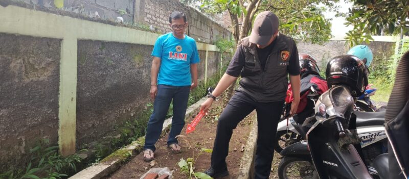 Polisi olah TKP penemuan bangkai anjing di markas LAKI KBB (foto: istimewa)