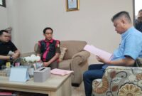 Kepala Dinas Kesehatan KBB, dr. Ridwan Abdullah Putra tengah diminati keterangan oleh Kejari Kabupaten Bandung (foto: Abdul Kholilulloh)