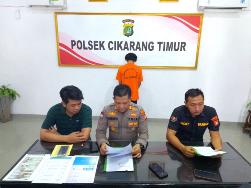Kapolsek Cikarang Timur, AKP Sugiharto melakukan konferensi pers di Mapolsek Cikarang Timur Polres Metro Bekasi, pada Selasa (29/07/2025). Foto: Muh. Bachtiar/dok. Sekitarkita.id