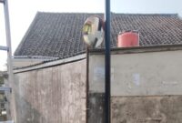 Proyek Asal-asalan, Pemasangan Tiang Wi-Fi Diduga Tanpa Izin di Ciburuy Bandung Barat (foto: Taufik Nugraha/Sekitarkita.id)
