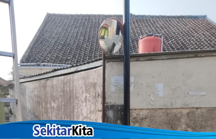 Proyek Asal-asalan, Pemasangan Tiang Wi-Fi Diduga Tanpa Izin di Ciburuy Bandung Barat (foto: Taufik Nugraha/Sekitarkita.id)