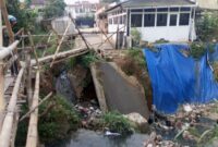 Jembatan ambruk di Kampung Sukamulya, Desa Padalarang sebabkan area persawahan warga kurang air dan gagal panen (foto: Abdul Kholilulloh/ dok. Sekitarkita.id)