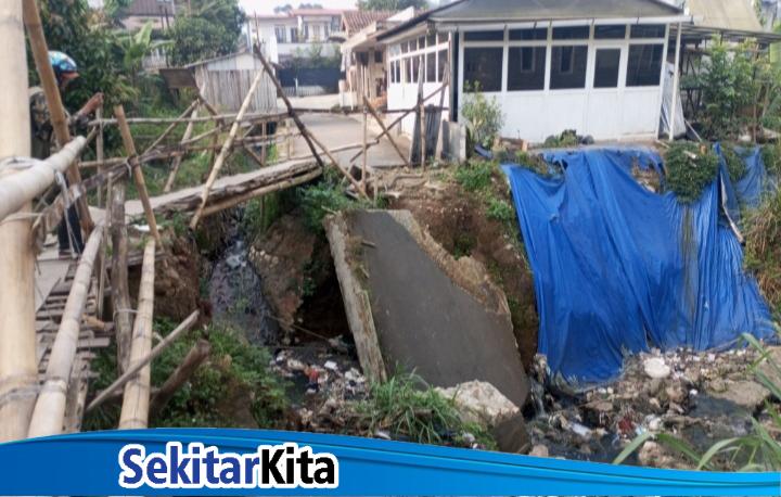 Jembatan ambruk di Kampung Sukamulya, Desa Padalarang sebabkan area persawahan warga kurang air dan gagal panen (foto: Abdul Kholilulloh/ dok. Sekitarkita.id)