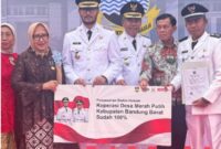 Pengesahan badan hukum 165 Koperasi Desa Merah Putih oleh Bupati Bandung Barat, Jeje Ritchie Ismail dan Wakil Bupati Bandung Barat Asep Ismail (foto: istimewa)