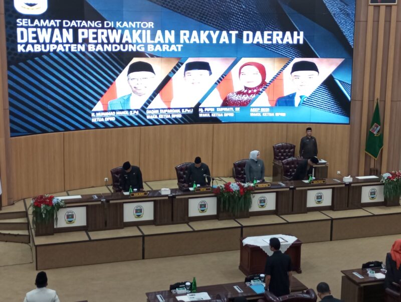 Rapat Paripurna DPRD KBB, Jumat 18 Juli 2025 (foto: Abdul Kholilulloh)
