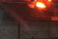 Pabrik tekstil di Jalan Raya Padalarang, Desa Kertamulya, Kecamatan Padalarang, Kabupaten Bandung Barat (KBB) terbakar (foto: tangkapan layar video viral)