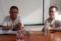 Perwakilan bagian legal, Paul Antonius Sitepu, pihak rumah sakit (kiri) didampingi Direktur RSIA Kartini Padalarang, Dr. Marsel Risandi, (kanan) saat ditemui di kantor rumah sakit, Rabu (30/7/2025). Foto: Abdul Kholilulloh 