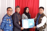DiskopUKM KBB telah menyerahkan akta pendirian koperasi dan Surat Keputusan (SK) pengesahan dari Kementerian Hukum dan Hak Asasi Manusia Republik Indonesia (Kemenkumham RI) kepada koperasi-koperasi desa yang tersebar di enam kecamatan, termasuk Padalarang dan Batujajar (foto: Abdul Kholilulloh)