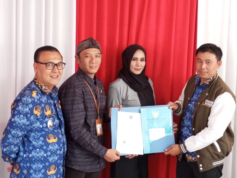 DiskopUKM KBB telah menyerahkan akta pendirian koperasi dan Surat Keputusan (SK) pengesahan dari Kementerian Hukum dan Hak Asasi Manusia Republik Indonesia (Kemenkumham RI) kepada koperasi-koperasi desa yang tersebar di enam kecamatan, termasuk Padalarang dan Batujajar (foto: Abdul Kholilulloh)