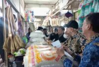 Disperindag KBB bersama Kepolisian Polres Cimahi dan Bulog Cabang Bandung melakukan pengecekan intensif terhadap peredaran beras di sejumlah pasar tradisional dan pasar modern, Kamis (17/7/2025), foto: instagram info lembang update