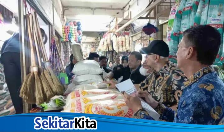 Disperindag KBB bersama Kepolisian Polres Cimahi dan Bulog Cabang Bandung melakukan pengecekan intensif terhadap peredaran beras di sejumlah pasar tradisional dan pasar modern, Kamis (17/7/2025), foto: instagram info lembang update