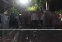 truk pengangkut peralatan dapur untuk program Makan Bergizi Gratis (MBG) terguling terjadi di Jalan Kolonel Masturi, wilayah Jambudipa (foto: Abdul Kholilulloh)