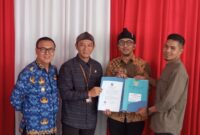 DiskopUKM KBB telah menyerahkan akta pendirian koperasi dan Surat Keputusan (SK) pengesahan dari Kemenkumham kepada koperasi-koperasi desa yang tersebar di enam kecamatan, termasuk Padalarang dan Batujajar (foto: Abdul Kholilulloh)