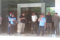 Ratusan massa dari Laskar Anti Korupsi Indonesia (LAKI) menggelar aksi damai di depan Kantor Dinas PUTR dan Gedung DPRD Kabupaten Bandung Baratm (KBB) foto: Abdul Kholilulloh