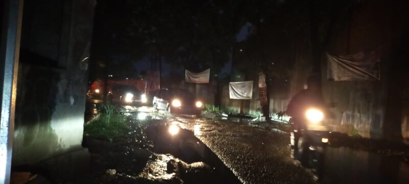 Kondisi jalan di Sariwangi, Kabupaten Bandung Barat gelap dan jalan berlubang (foto: Abdul Kholilulloh)