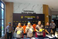 Kapolres Metro Bekasi, Kombes Pol Mustofa, didampingi Kasat Reskrim AKBP Agta Bhuwana Putra melakukan konferensi pers pengungkapan kasus curanmor (foto: Muh. Bahtiar/dok. Sekitarkita.id)