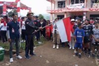 Kepala Desa Tagog Apu, Tata Apendi membuka peserta gerak jalan di HUT RI KE-80 (foto: Abdul Kholilulloh)