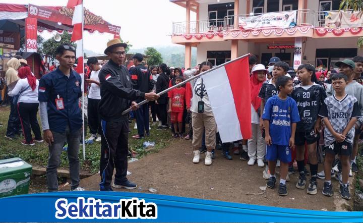 Kepala Desa Tagog Apu, Tata Apendi membuka peserta gerak jalan di HUT RI KE-80 (foto: Abdul Kholilulloh)