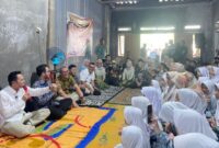 Utusan Khusus Presiden Bidang Pembinaan Generasi Muda dan Pekerja Seni, Raffi Ahmad, dan Bupati Bandung Barat Jeje Ritchie Ismail berikan bantuan ke warga (foto: Abdul Kholilulloh)