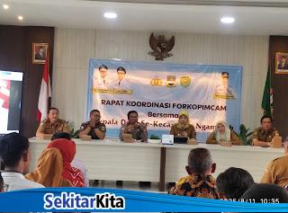 Kecamatan Ngamprah Kabupaten Bandung Barat (KBB) menggelar rapat koordinasi bersama Forkopincam dan seluruh kepala desa diwilayahnya, Senin (11/8/2025), foto: istimewa 