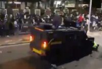 Seorang pengemudi ojek online (ojol) dikabarkan tewas setelah terlindas kendaraan taktis (rantis) milik Brimob saat kericuhan antara demonstran dengan aparat pecah di kawasan Pejompongan, Tanah Abang, Jakarta Pusat, Kamis (28/8/2025) malam. Foto: tangkapan layar video viral