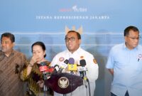 Presiden Konfederasi Serikat Pekerja Seluruh Indonesia (KSPSI), Andi Gani (tengah) bicara terkait dinamika aksi demonstrasi buruh terhadap DPR RI. (YouTube.com / Sekretariat Presiden)