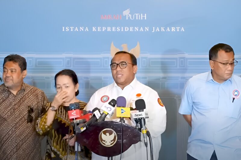 Presiden Konfederasi Serikat Pekerja Seluruh Indonesia (KSPSI), Andi Gani (tengah) bicara terkait dinamika aksi demonstrasi buruh terhadap DPR RI. (YouTube.com / Sekretariat Presiden)