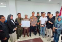 BOOMS KBB bersama Pimpinan DPRD KBB menyepakati poin-poin tuntutan massa (foto: Abdul Kholilulloh)