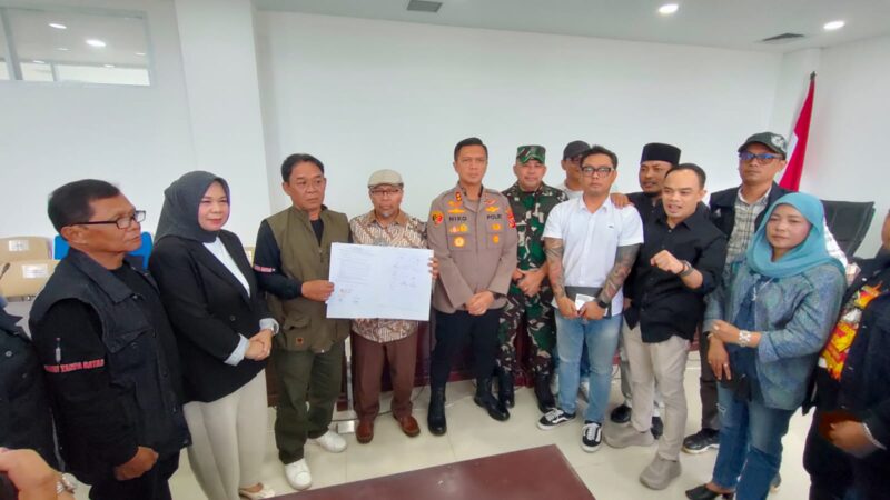 BOOMS KBB bersama Pimpinan DPRD KBB menyepakati poin-poin tuntutan massa (foto: Abdul Kholilulloh)