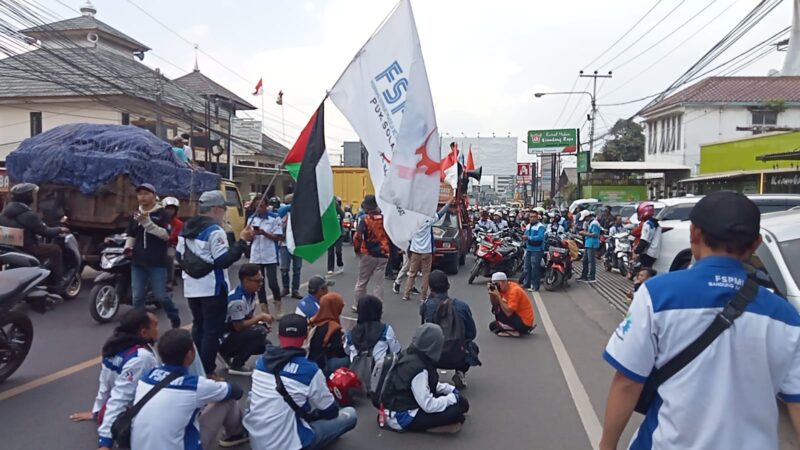 Ilustrasi demo buruh di Kabupaten Bandung Barat (foto: Abdul Kholilulloh)