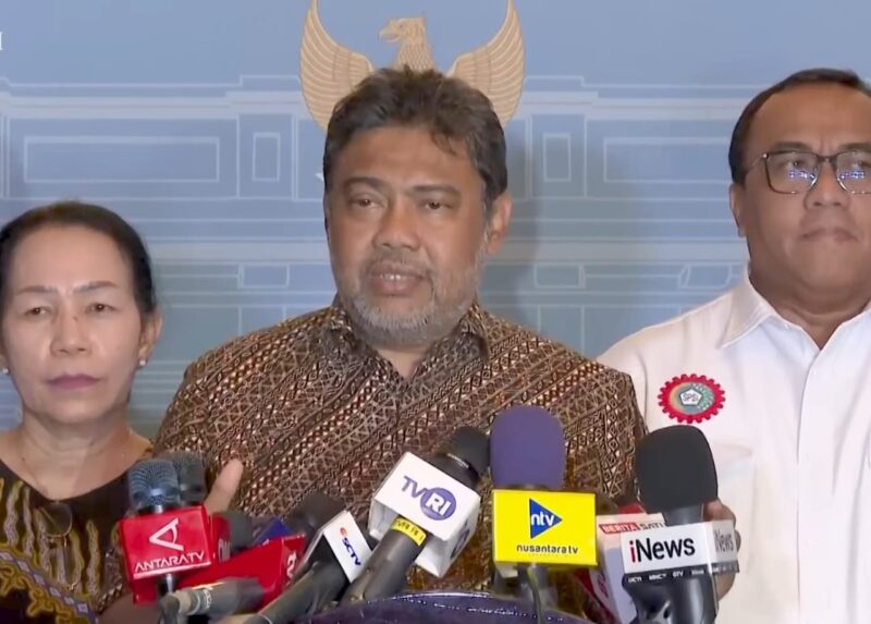 Presiden Partai Buruh sekaligus Presiden Konfederasi Serikat Pekerja Indonesia (KSPI) Said Iqbal (tengah) buka suara soal isu PHK PT Gudang Garam. (Tangkapan layar YouTube Sekretariat Presiden)