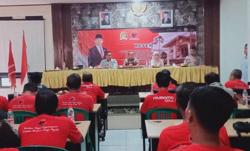 Anggota DPRD Kabupaten Bekasi dari Fraksi PDI Perjuangan, Nyumarno di Aula Kecamatan Cikarang Timur, Kabupaten Bekasi, Jawa Barat, Sabtu (6/9/2025). Foto: Muh. Bachtiar/ Sekitarkita.id 