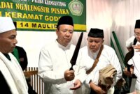 Prof Dr KH Achmad Tjachja Nugraha bersama Ikatan Keluarga Juru Kunci Makam Godog sambangi Patilasan Syekh Sunan Rohmat Prabu Kiansantang di Makam Godog, Kabupaten Garut, dalam rangka peringatan Maulid Nabi Muhammad SAW pada Ahad (7/9/2025). Foto: istimewa 