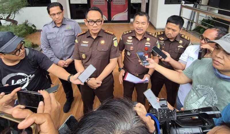 Konferensi pers Kejaksaan Negeri (Kejari) Kabupaten Bekasi menetapkan empat orang tersangka dalam kasus dugaan korupsi dana desa Sumberjaya, Kecamatan Tambun Selatan, Kabupaten Bekasi (foto: Muh.Bachtiar/Sekitarkita.id)