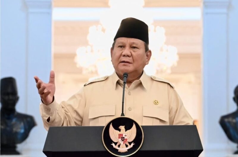 Presiden Prabowo memberikan surat kepada 5 menteri yang terkena reshuffle. (Instagram/sekretariat.kabinet)