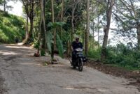 kondisi jalan yang melewati Kampung Pojok Tengah RW 05, Kampung Manoko RW 03, dan Kampung Bunihurip RW 09, Kecamatan Lembang kini rusak parah (foto: Abdul Kholilulloh)