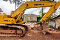 Alat berat melakukan pembongkaran rumah huni di bantaran obyek wisata Siti Ciburuy, Kecamatan Padalarang, Kabupaten Bandung Barat, pada Kamis 18 September 2025 (foto: Abdul Kholilulloh)