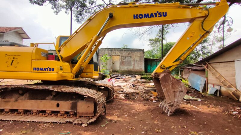 Alat berat melakukan pembongkaran rumah huni di bantaran obyek wisata Siti Ciburuy, Kecamatan Padalarang, Kabupaten Bandung Barat, pada Kamis 18 September 2025 (foto: Abdul Kholilulloh)