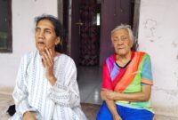 Nyi Wartisah (93), seorang jompo dengan tubuh ringkih Asiyah (54), foto: Abdul Kholilulloh 