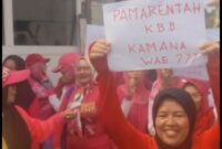 Puluhan ibu-ibu ramai memprotes kondisi jembatan ambruk di wilayah Kecamatan Padalarang, Kabupaten Bandung Barat (KBB). Foto: istimewa