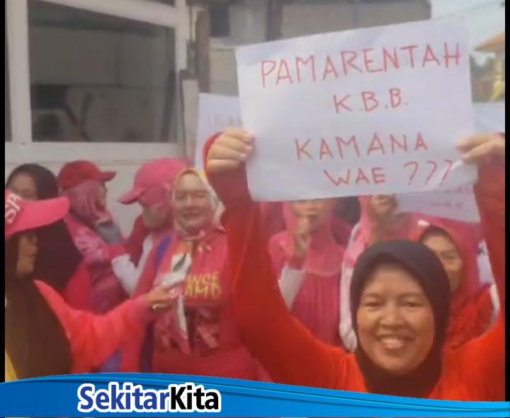 Puluhan ibu-ibu ramai memprotes kondisi jembatan ambruk di wilayah Kecamatan Padalarang, Kabupaten Bandung Barat (KBB). Foto: istimewa 
