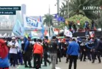 Ribuan buruh yang tergabung dalam berbagai serikat pekerja kembali menggelar aksi unjuk rasa di depan Gedung DPR/MPR, Senayan, Jakarta Pusat, Senin (22/9/2025). Foto: tangkapan layar YouTube Kompas TV