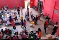 Ratusan siswa keracunan MBG dilarikan ke GOR Desa Sarinagen, Kecamatan Cipongkor KBB (foto: Abdul Kholilulloh)
