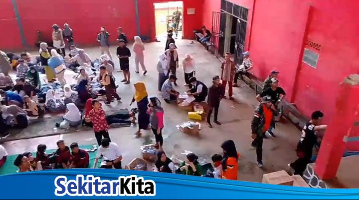 Ratusan siswa keracunan MBG dilarikan ke GOR Desa Sarinagen, Kecamatan Cipongkor KBB (foto: Abdul Kholilulloh)